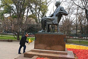 Epifanio Comis at the Rachmaninov monument in Moscow