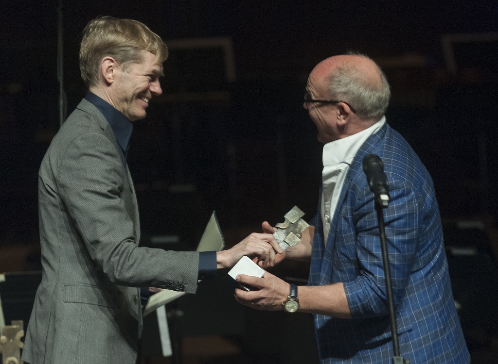 Christian Lindberg receives the trophy as Artist of the Year from Harri Kuusisaari (Rondo Classic)