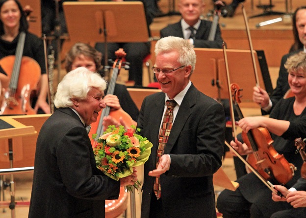 At the end of the concert, the musicians's President Georg Heimbach thanked Maestro Kitajenko for the long-term collaboration